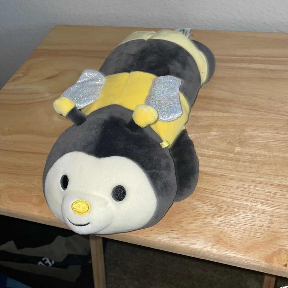 Squishmallows Sunny Bee Laying Hug Mees Plush